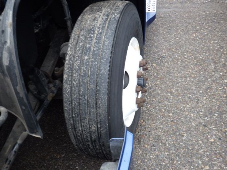 2019-volvo-vnl300-image-22