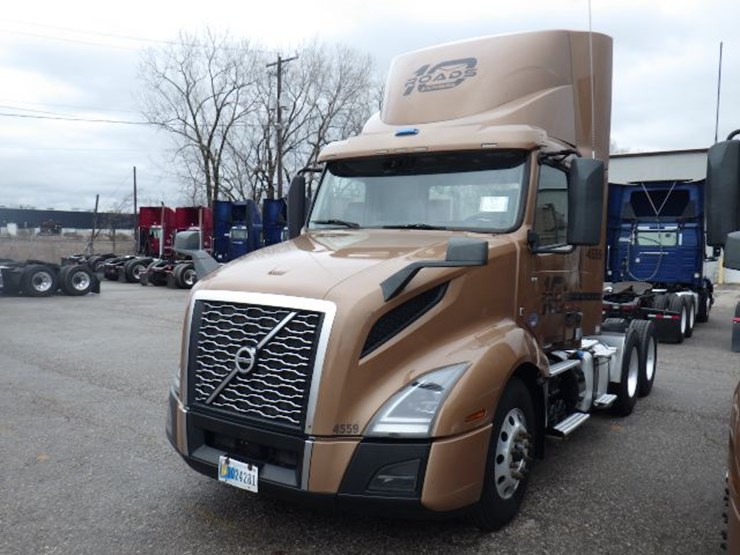 2022-volvo-vnl300-image-1