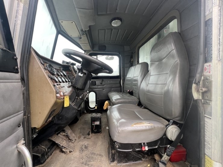 2004-peterbilt-330-image-20