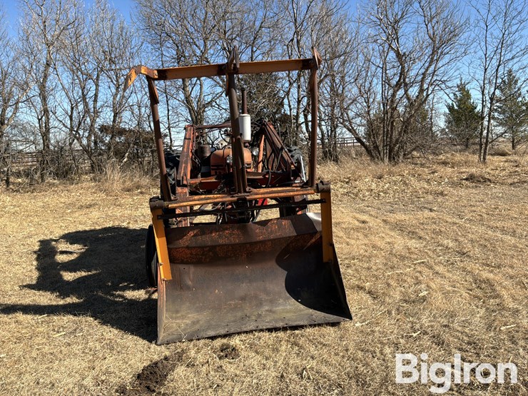 1957-farmall-350-2wd-tractor-w/loader-grapple-image-2