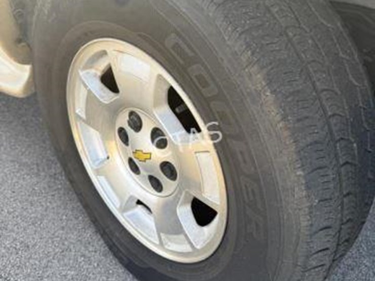 2001-chevrolet-suburban-image-4