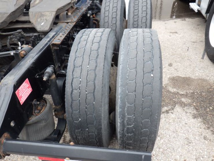 2020-volvo-vnl300-image-8