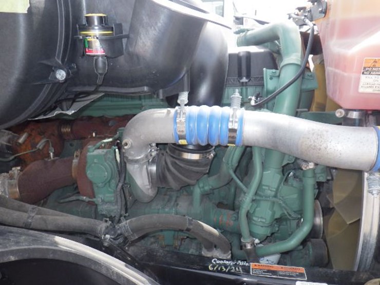 2023-volvo-vnl300-image-21