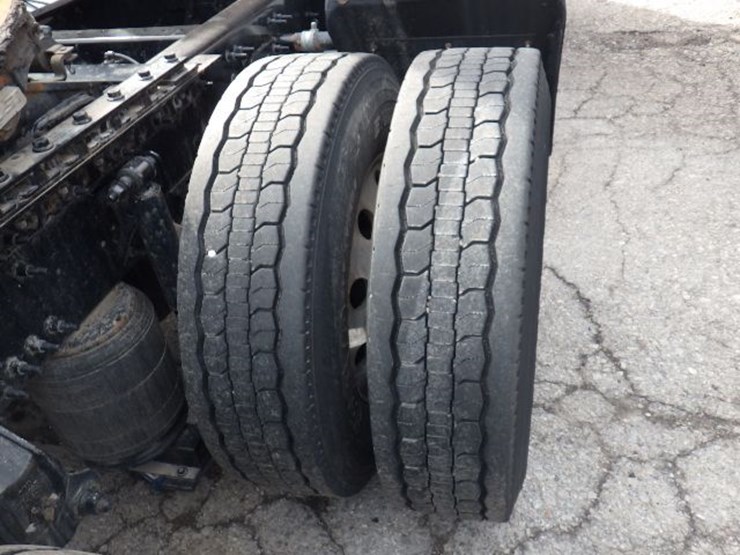 2022-volvo-vnl300-image-8