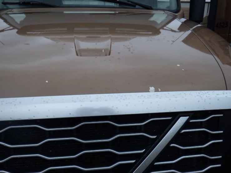 2022-volvo-vnl300-image-3