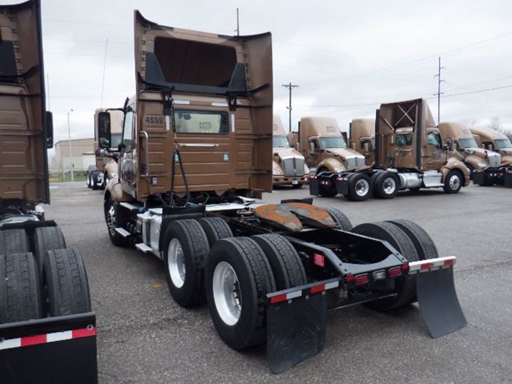 2022-volvo-vnl300-image-13