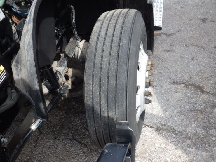 2022-volvo-vnl300-image-25