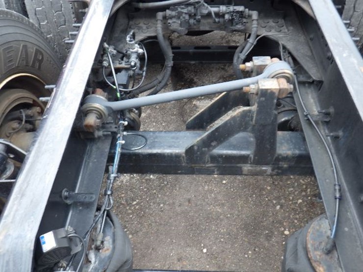 2017-volvo-vnl300-image-10