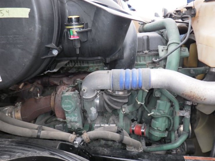 2019-volvo-vnl300-image-25