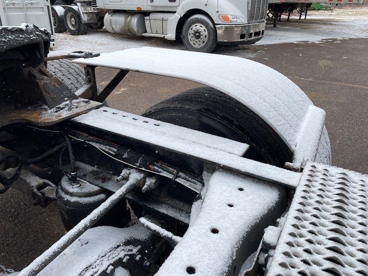 2019-peterbilt-579-image-13