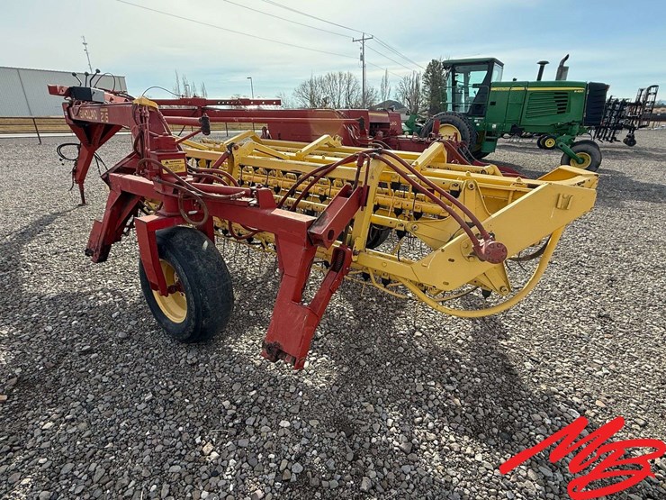 new-holland-216-image-4