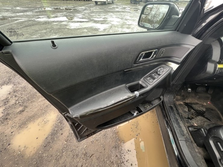 2016-ford-explorer-image-24