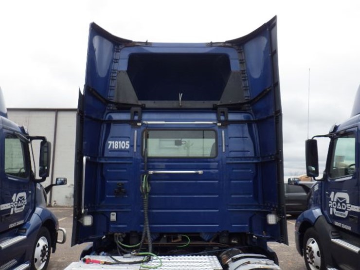 2018-volvo-vnl300-image-12