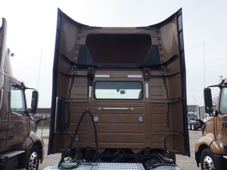 2022-volvo-vnl300-image-15