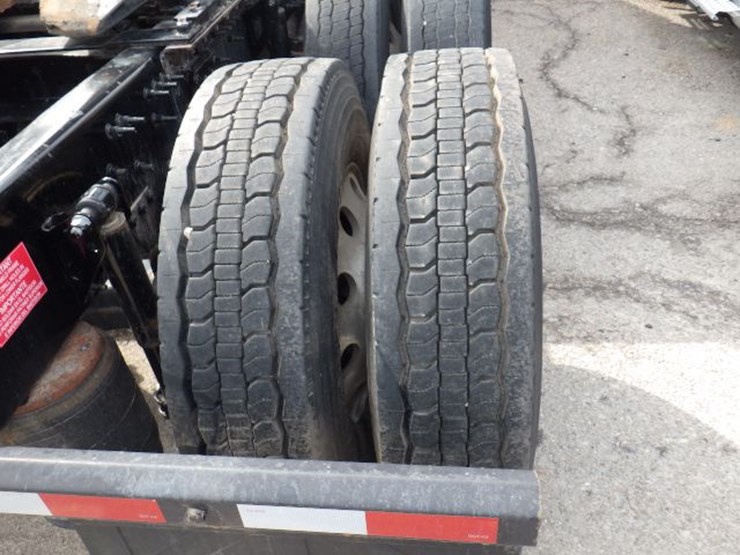 2022-volvo-vnl300-image-11