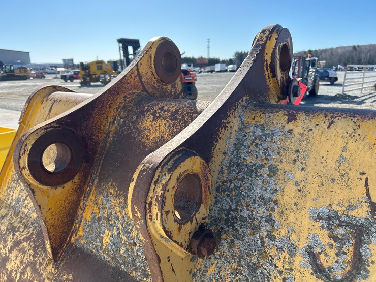 #2081-•-67"-excavator-bucket-image-8