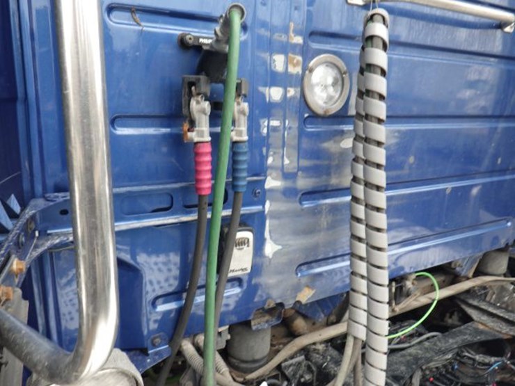 2018-volvo-vnl300-image-15