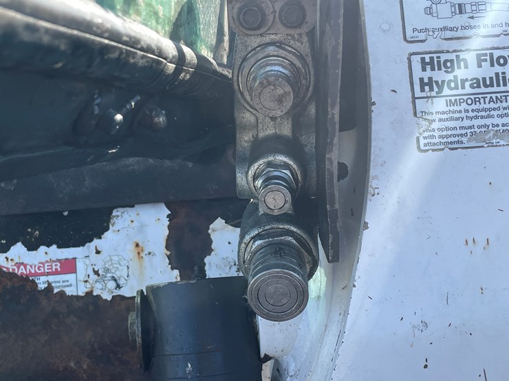 2008-bobcat-s330-image-24