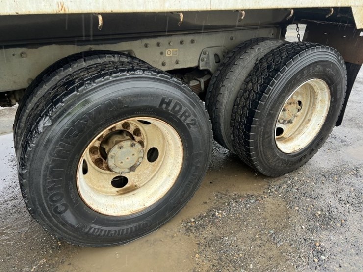 2004-peterbilt-330-image-16