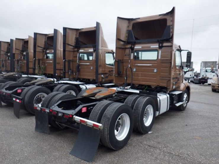 2022-volvo-vnl300-image-9