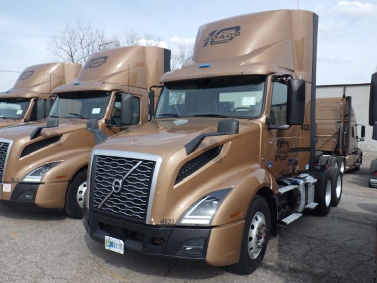 2022-volvo-vnl300-image-1