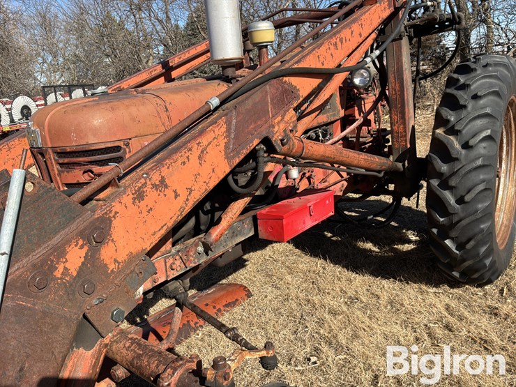 1957-farmall-350-2wd-tractor-w/loader-grapple-image-18