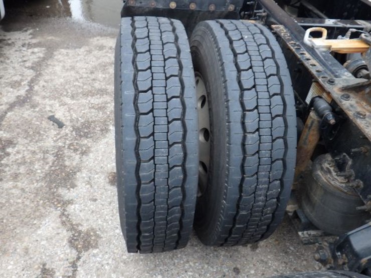 2019-volvo-vnl300-image-13