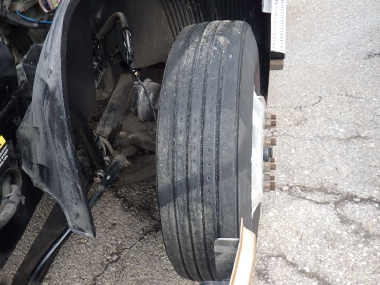 2022-volvo-vnl300-image-25