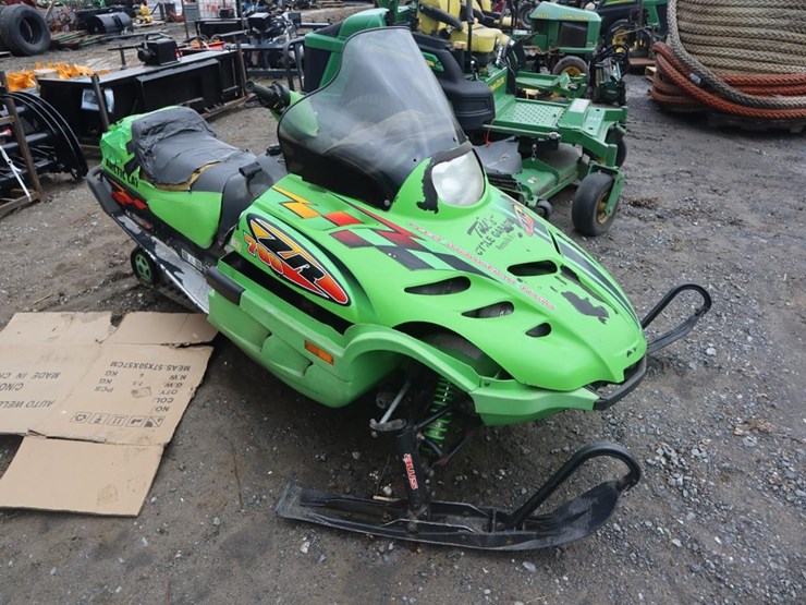 articcat-zr700-snowmobile-image-1