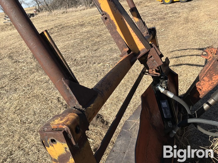 1957-farmall-350-2wd-tractor-w/loader-grapple-image-16