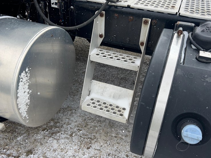 2017-kenworth-t680-image-46