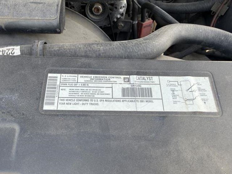 2001-chevrolet-suburban-image-23