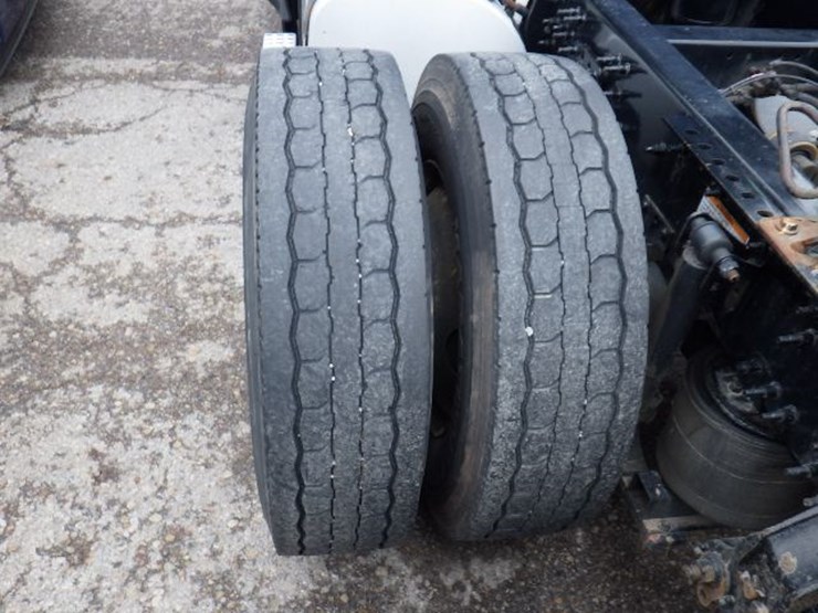 2018-volvo-vnl300-image-15