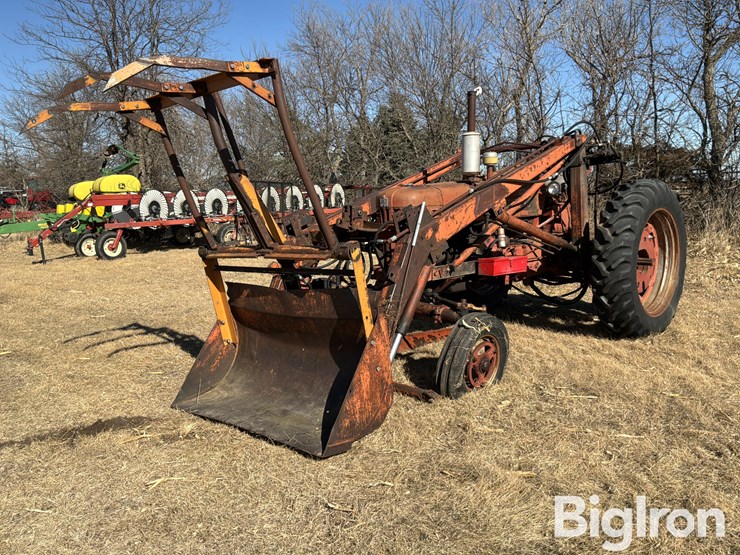 1957-farmall-350-2wd-tractor-w/loader-grapple-image-1