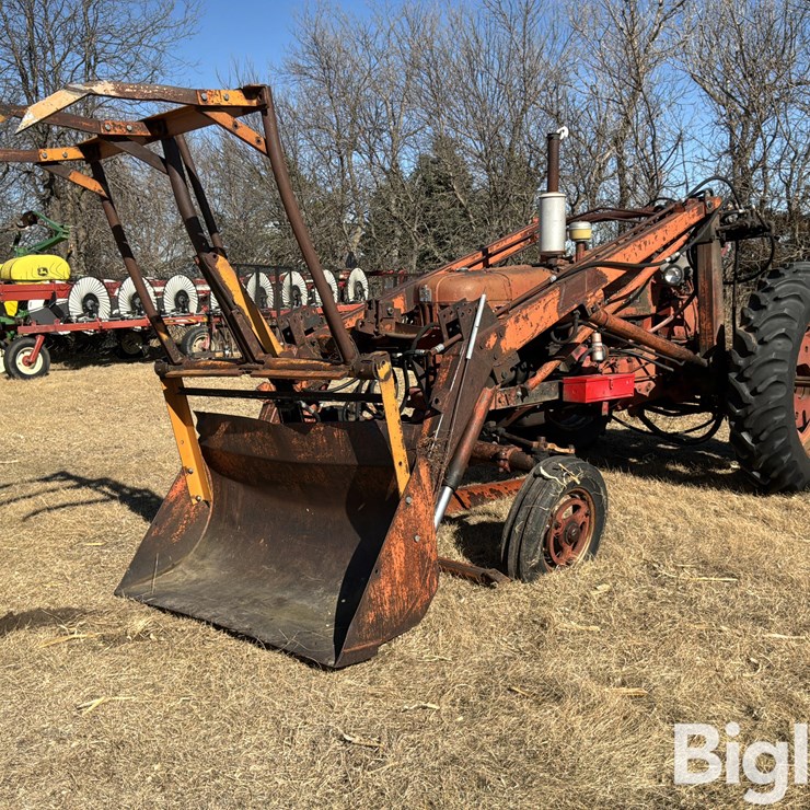 1957 Farmall 350 2WD Tractor W/Loader Grapple