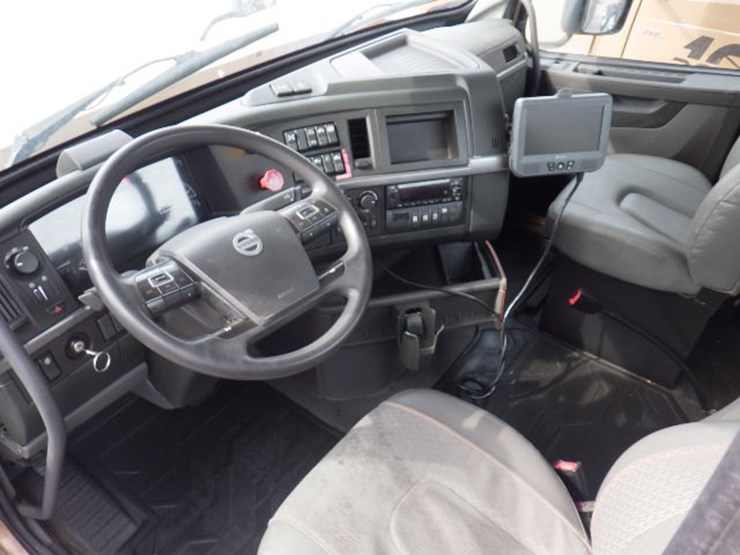 2022-volvo-vnl300-image-16