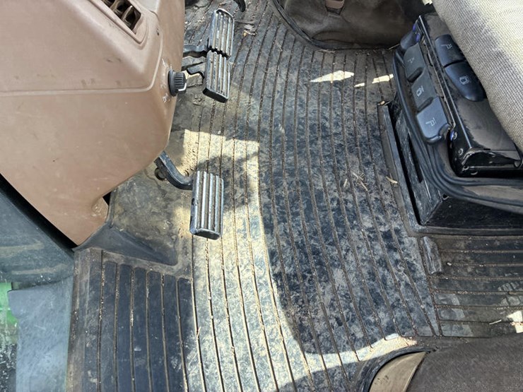 2004-john-deere-8320-image-45