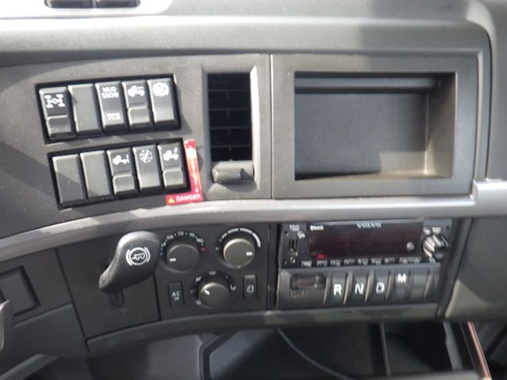 2022-volvo-vnl300-image-18