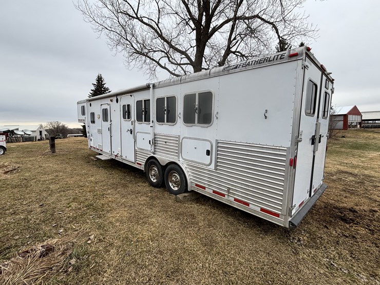 #1075-•-2005-featherlite-(4)-horse-slant-load-trailer-with-living-quarters-(nelson,-wi)-(has-wi-title)-image-3