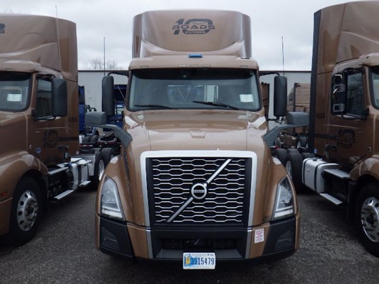 2022-volvo-vnl300-image-2