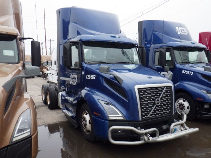 2020-volvo-vnl300-image-4