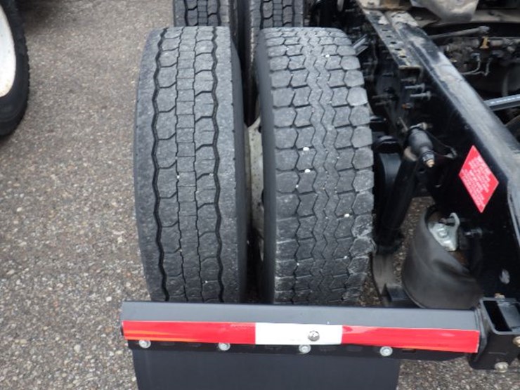 2019-volvo-vnl300-image-14