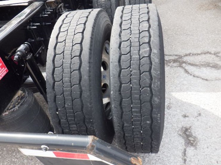 2022-volvo-vnl300-image-11