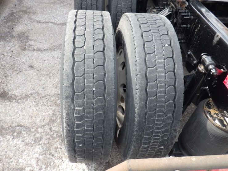 2022-volvo-vnl300-image-17