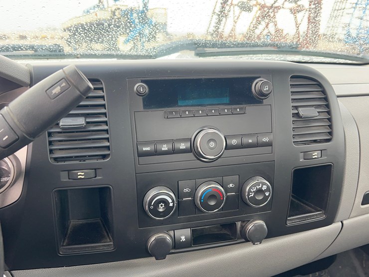 2011-chevrolet-3500hd-image-47