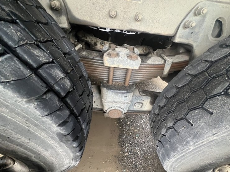 2004-peterbilt-330-image-18