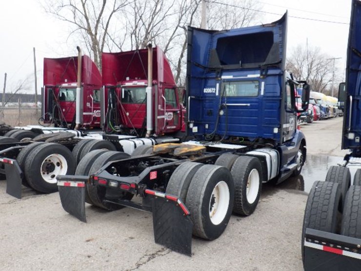 2020-volvo-vnl300-image-8