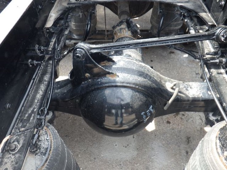 2023-volvo-vnl300-image-7