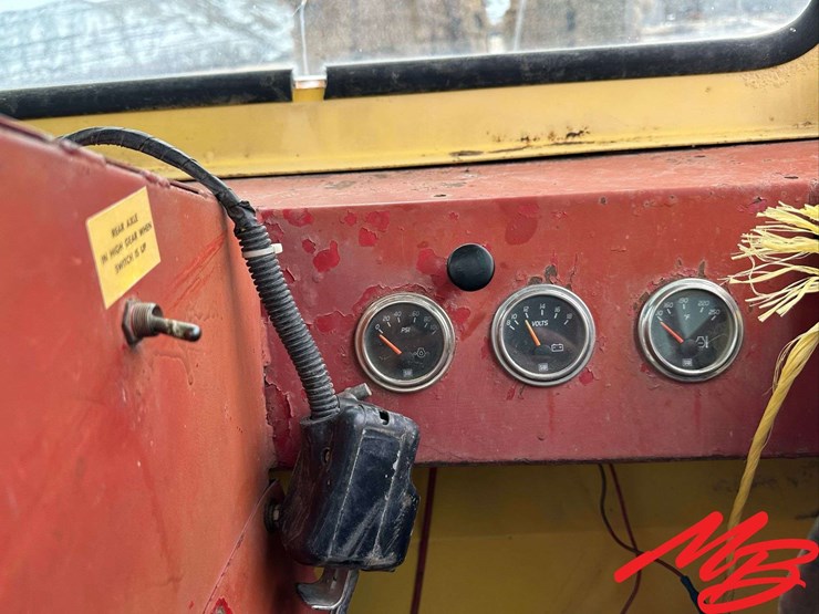 new-holland-1048-image-22