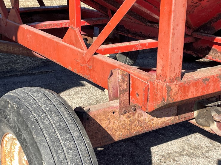 #1092-•-e-z-flow-gravity-box-on-running-gear-image-13